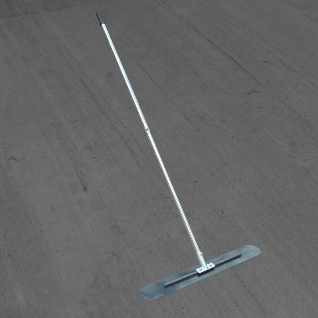 Platacho para hormigon de Acero para hormigon de 0.9 metros de ancho con mango puesto - TZN004